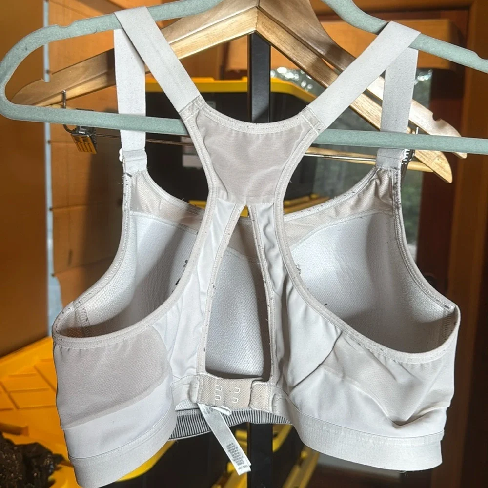Victoria’s Secret Sport VSX Wireless Lined Sports Bra Size 38D Nude High Impact